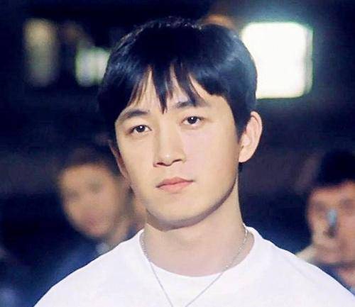 因为人到中年就“发腮”？这些男星颜值骤降的背后，是骨相在作祟