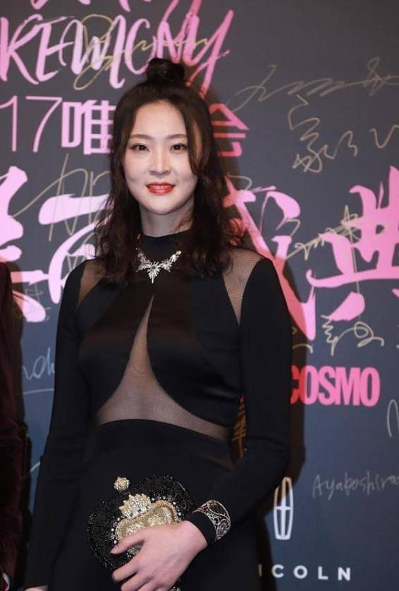 方面 惠若琪不当模特可惜了，192身高走哪都抢镜，穿透视纱裙好有气质