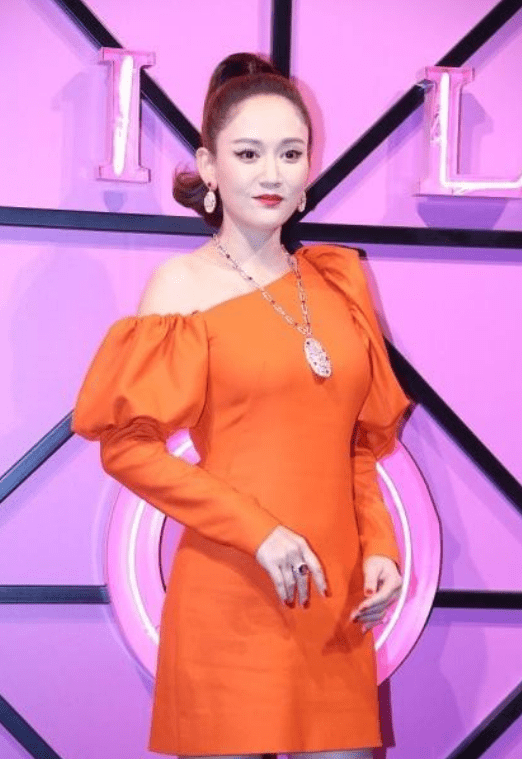 整体 陈乔恩怎么还不显老，穿泡泡袖优雅气质满满，真不像40+