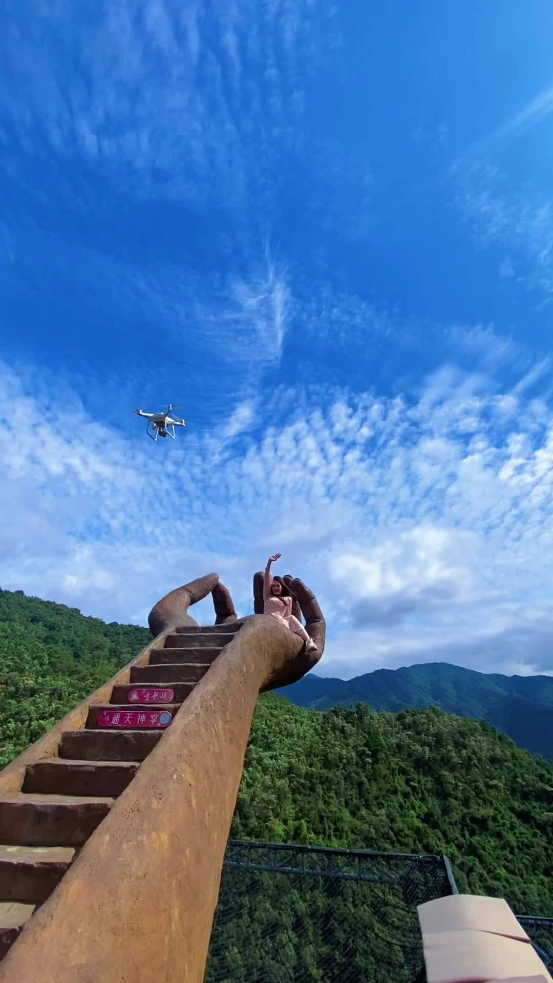 悬挂530米的悬崖边上打卡网红佛手体验被捧在手心里的温柔