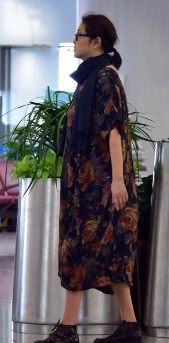 身材 倪萍穿印花裙配围巾，淡雅知性秀出成熟女人味，宽松却不臃肿