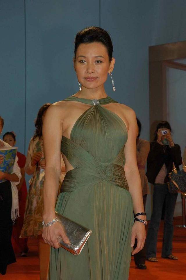 项链 陈冲穿衣品味在线,波波头搭配黑色连衣裙低调奢华,优雅大气
