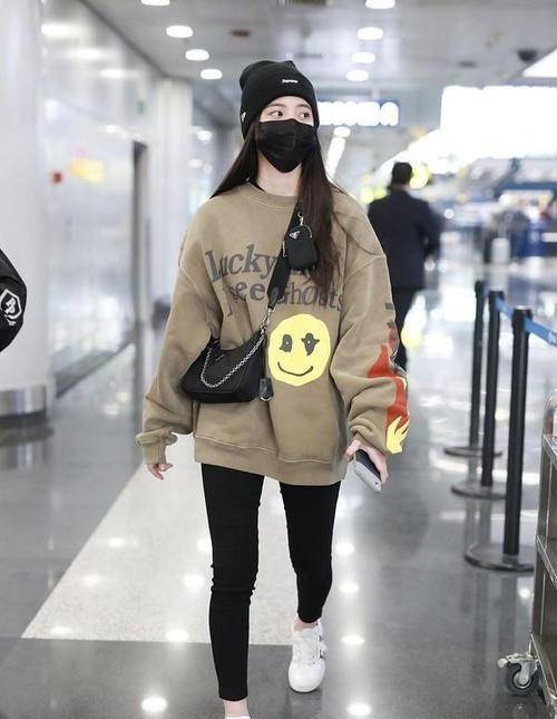 娜比 为了美拼了!欧阳娜娜冬天穿九分裤露脚踝,167身高还嫌腿不够长