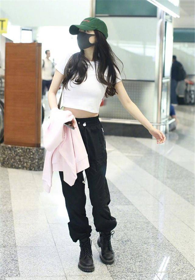 下半身 杨幂也太瘦了,白T恤配工装裤轻松凹出“小蛮腰”,身材好真任性