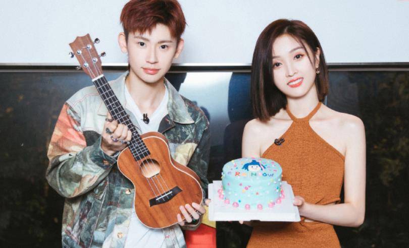 偶像|综艺也有吻戏?小鬼吴宣仪天台路透惹争议,粉丝担心自家爱豆吃亏