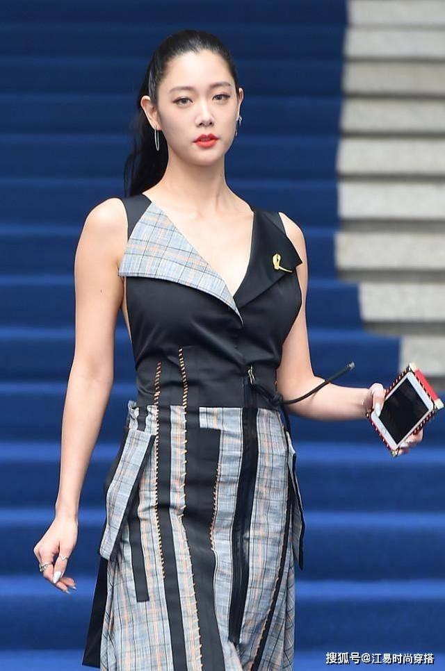 黑色 美真不是白给的，克拉拉侧身的样子，好身材一点没包住