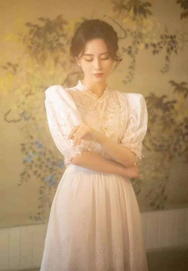 发型刘诗诗换发型美貌创新高!新活动穿白裙温柔感爆棚,气质圈内少有