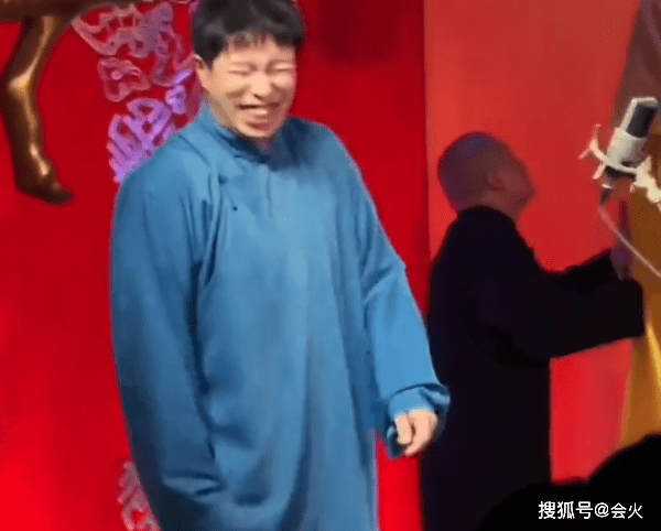 发型|岳云鹏和烧饼同台演出,走错门头撞墙上,新发型被调侃是“卤蛋”