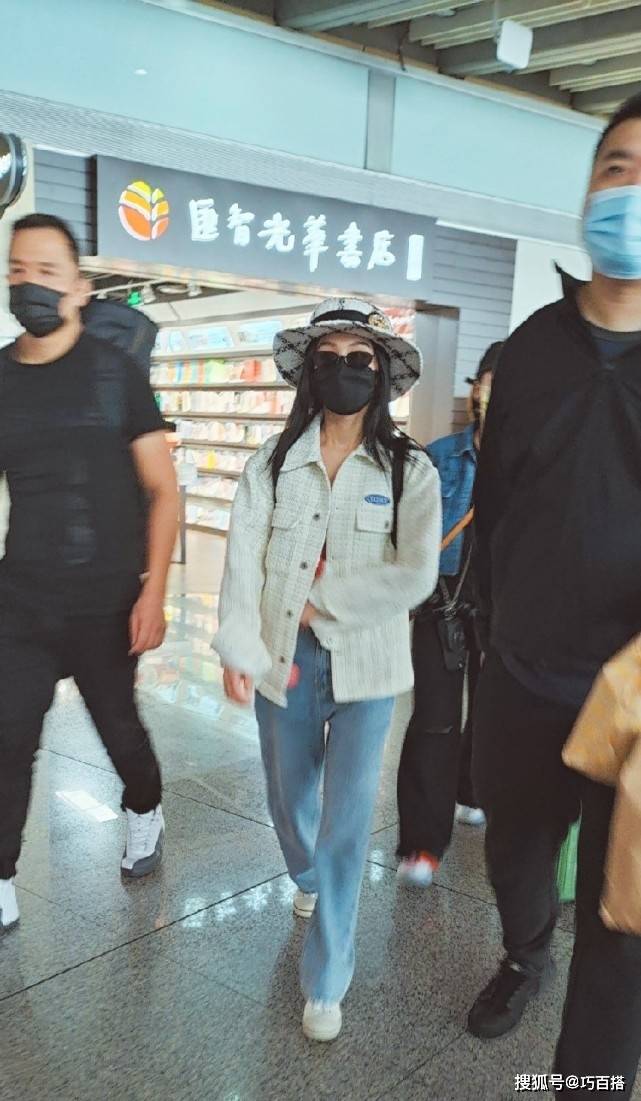 身材 张韶涵太会穿衣了！机场造型堪比超模走秀，又甜又辣超有魅力