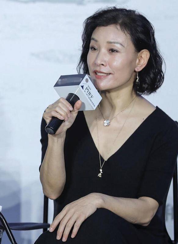 项链 陈冲穿衣品味在线，波波头搭配黑色连衣裙低调奢华，优雅大气