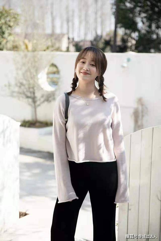 整体 秋季穿衣多做“减法”,教你这些搭配小技巧,简约百搭又显气质