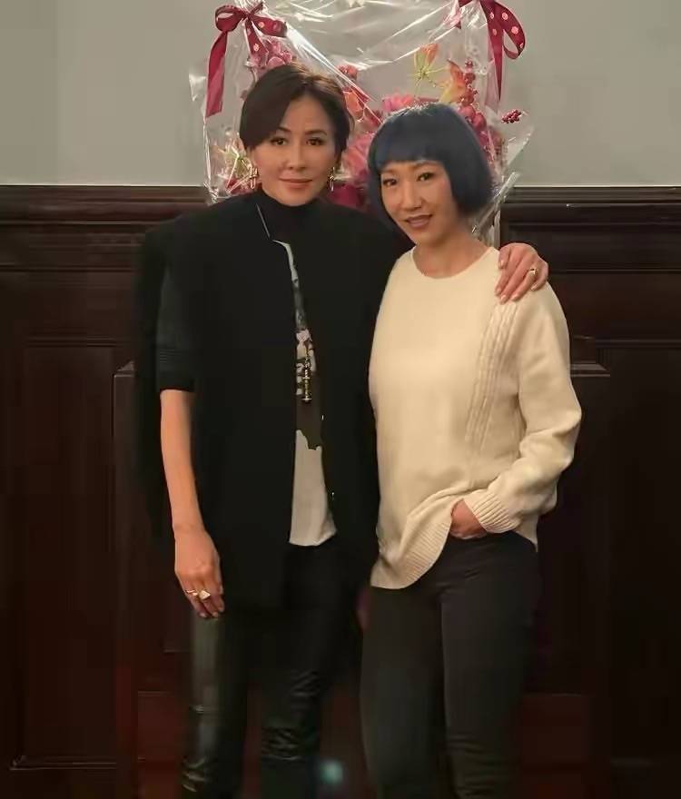 状态刘嘉玲嘴角凹陷颈纹深，这才是真实脸，不包装修图还没素人漂亮！