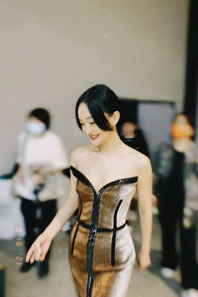 设计 周迅47岁生日写真美到我了！穿无袖裙秀身材，香奈儿长公主范十足