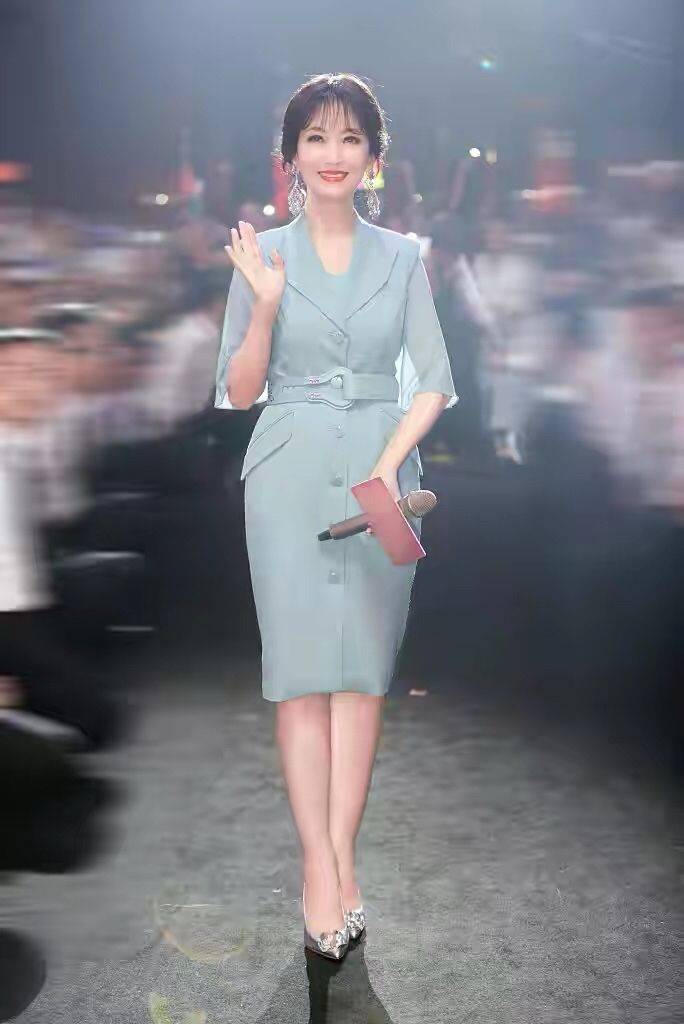 短裙 赵雅芝出门小姑娘也要靠边，短裙配长靴戴上贝雷帽，这奶奶太时髦