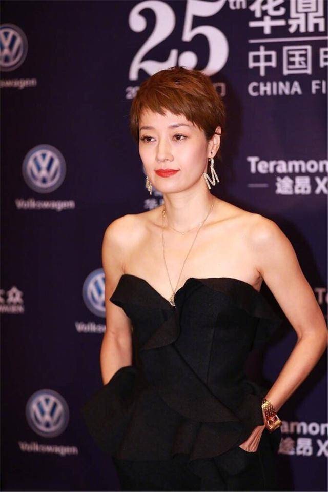 上衣马伊琍荣获最佳女主角奖项，穿露肩上衣秀迷人锁骨，43岁美回23岁