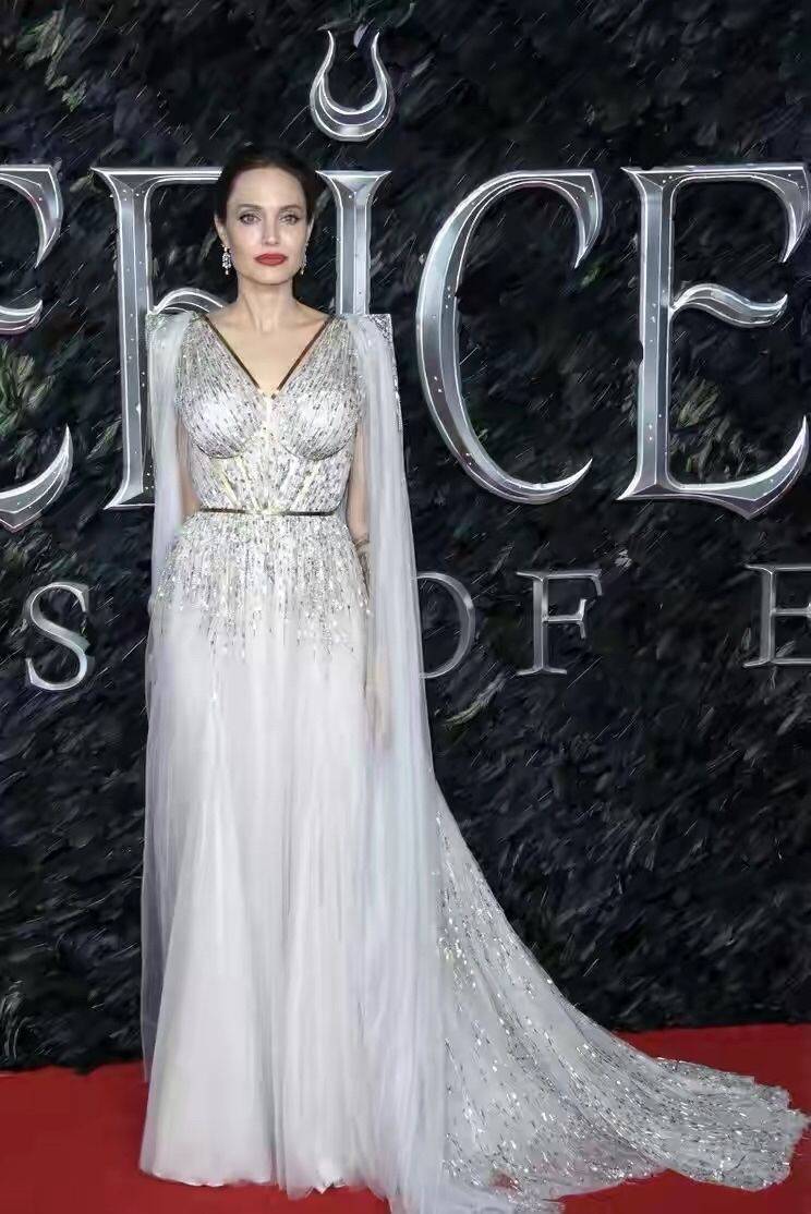 曲线 朱莉出席活动,46岁穿抹胸礼服还有“曲线”美,瘦而不柴太有魅力