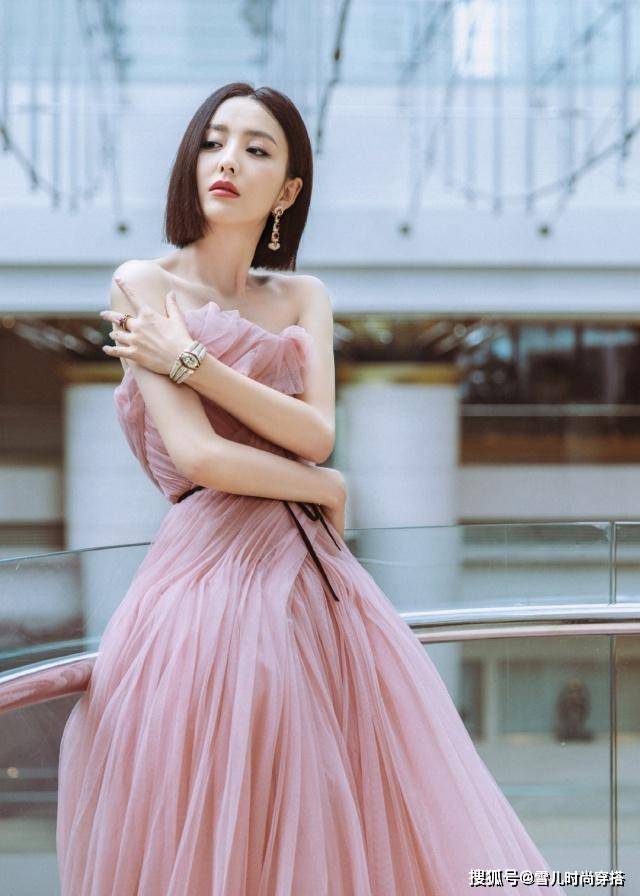 本人佟丽娅穿一袭豆沙粉纱裙亮相,美似仙女下凡,36岁气质依然不一般