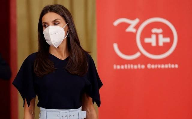 费利佩 西班牙国王夫妇耳鬓厮磨！48岁莱后成衣架子，裹铅笔裙秀迷人身段