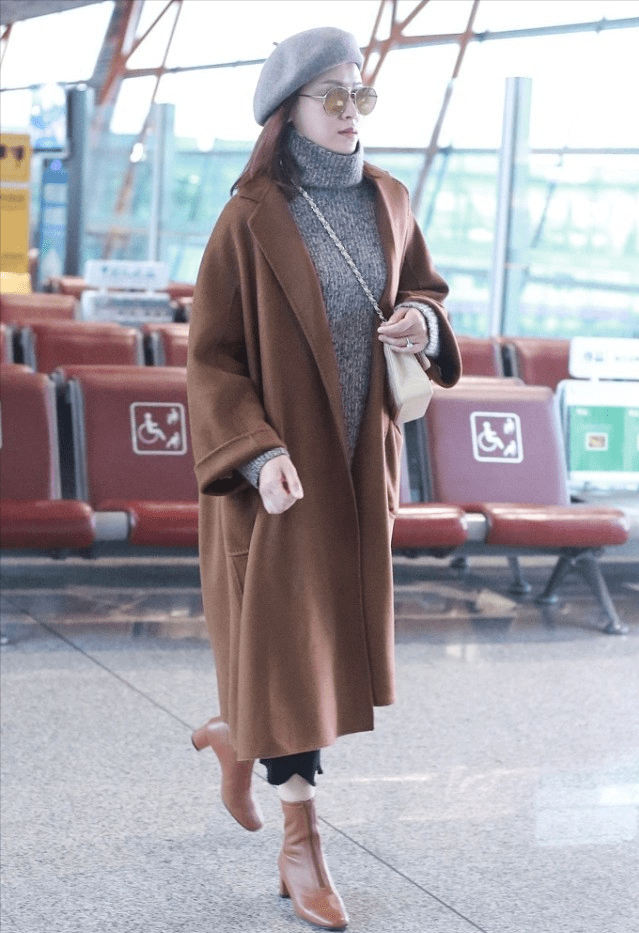 叶一茜 叶一茜快40岁了还不注意保暖，穿大衣配短裤露腿，还好靴子足够长