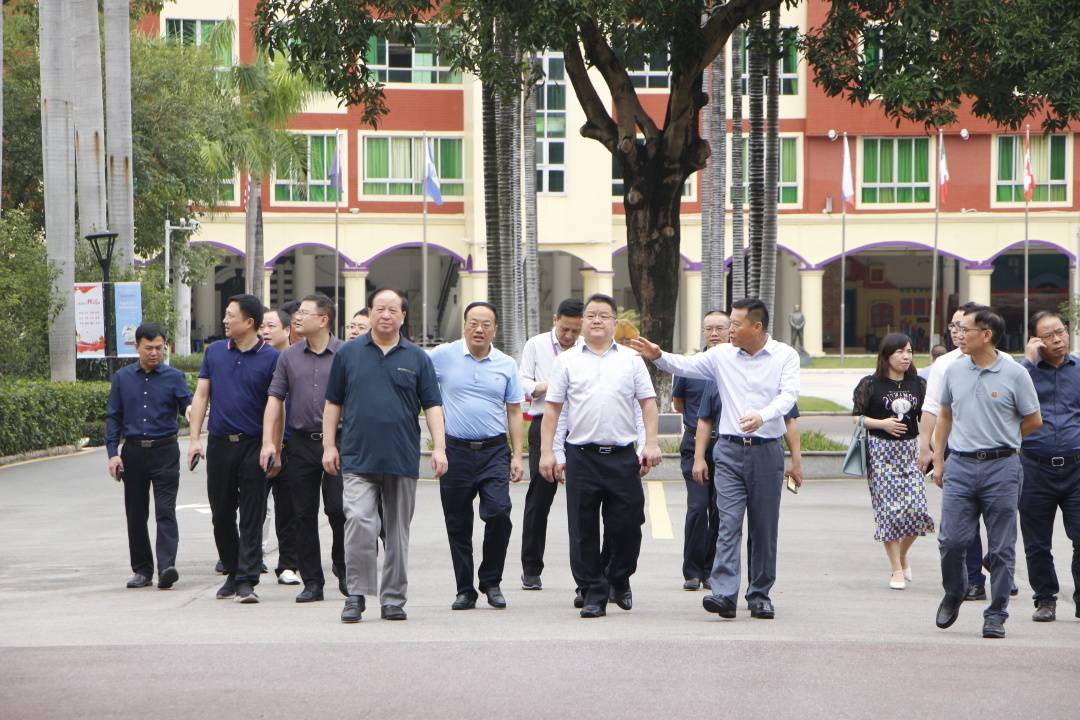 湖南新化县县委书记李铁雄率队赴华美国际考察,张克强博士陪同并倡述