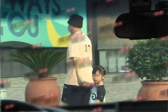王骏迪 孙红雷带女儿逛街被拍，一双大长腿非常抢镜，遗传了妈妈的好基因