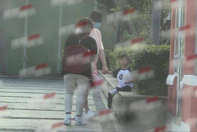 王骏迪 孙红雷带女儿逛街被拍，一双大长腿非常抢镜，遗传了妈妈的好基因