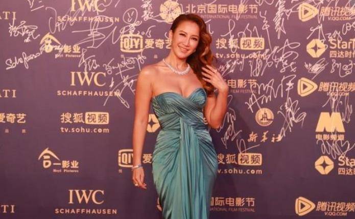 设计 李玟这身材绝了，穿一套抹胸裙大秀高级感，肉感线条太诱人了