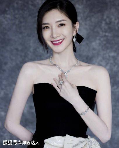 设计 35岁江疏影穿紧身长裙现身，皮肤白到发光，锁骨与腰线太迷人