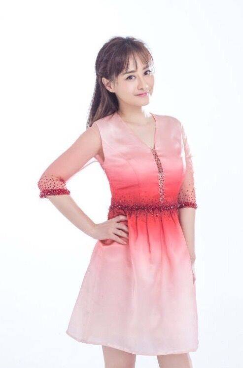 整体 陈德容很懂往“嫩”了打扮,穿及臀裙还绑灯笼辫,47看起来像27岁