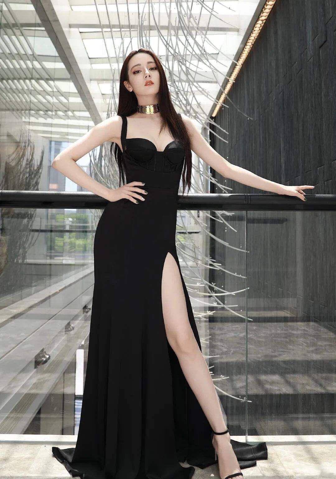 羽毛 迪丽热巴还是裙装好看，一身羽毛裙美如白天鹅，不愧是金鹰女神