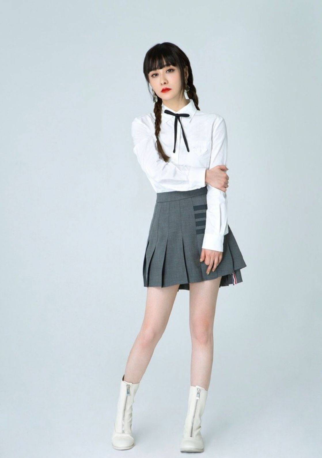 整体 陈德容很懂往“嫩”了打扮,穿及臀裙还绑灯笼辫,47看起来像27岁