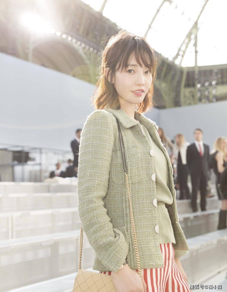 姐妹 白百何又成功穿出了超模既视感,绿色外套配条纹阔腿裤,真高级
