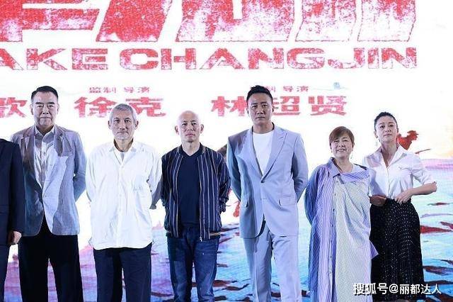 黑色 陈凯歌老婆“淡妆模样”太憔悴，穿得也挺素，但丰腴身材太吸睛