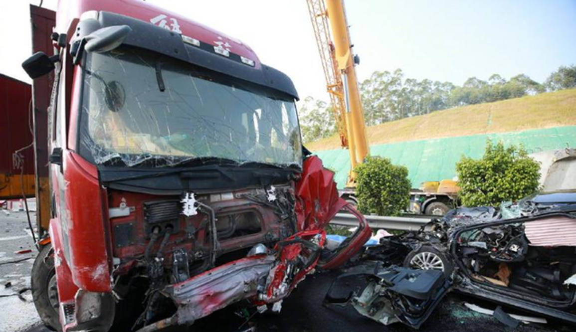 原创5死11伤兰海高速钦州段一大货车连撞多车现场曝光