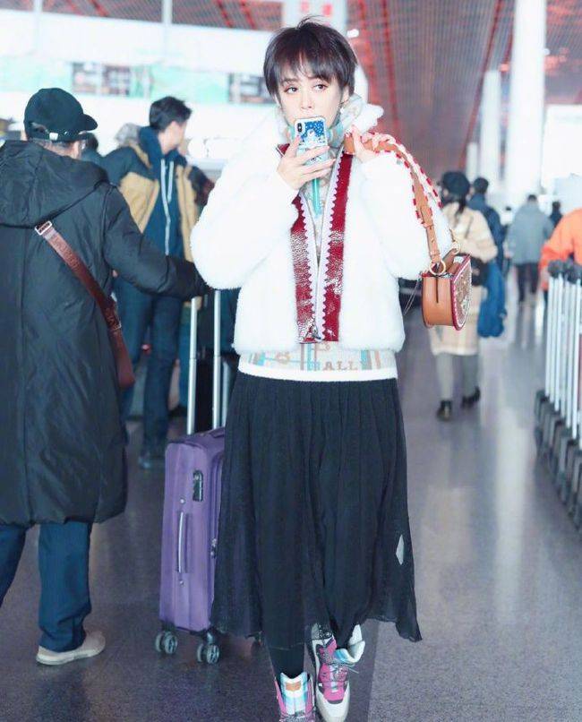 宁静 大龄女星的时尚穿搭，外套配西装飒气十足，美得像贵妇