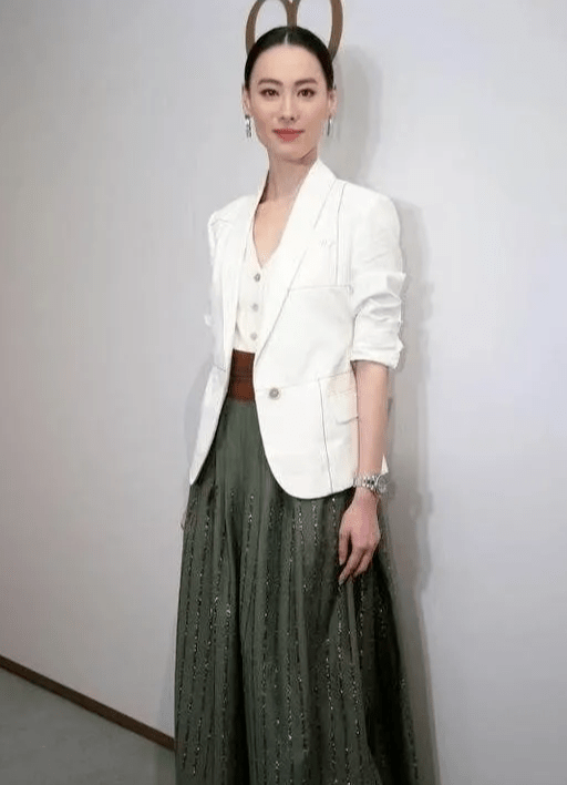 颜色 梁洛施终于换了风格！穿白色西装配绿色半身裙，温婉可人还优雅