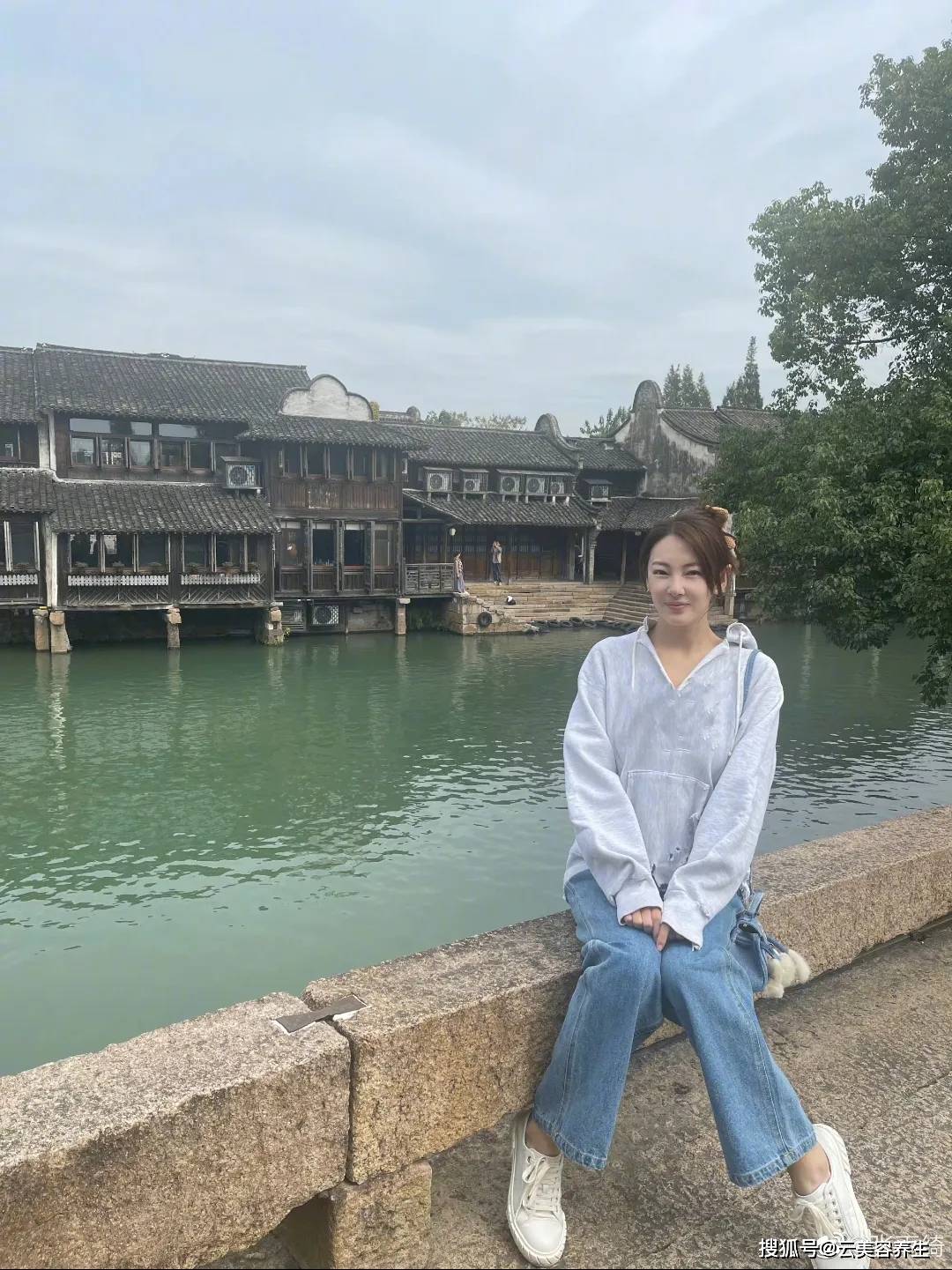卫衣 张雨绮晒游客照,其貌不扬的卫衣竟然比美女的脸还“抢镜