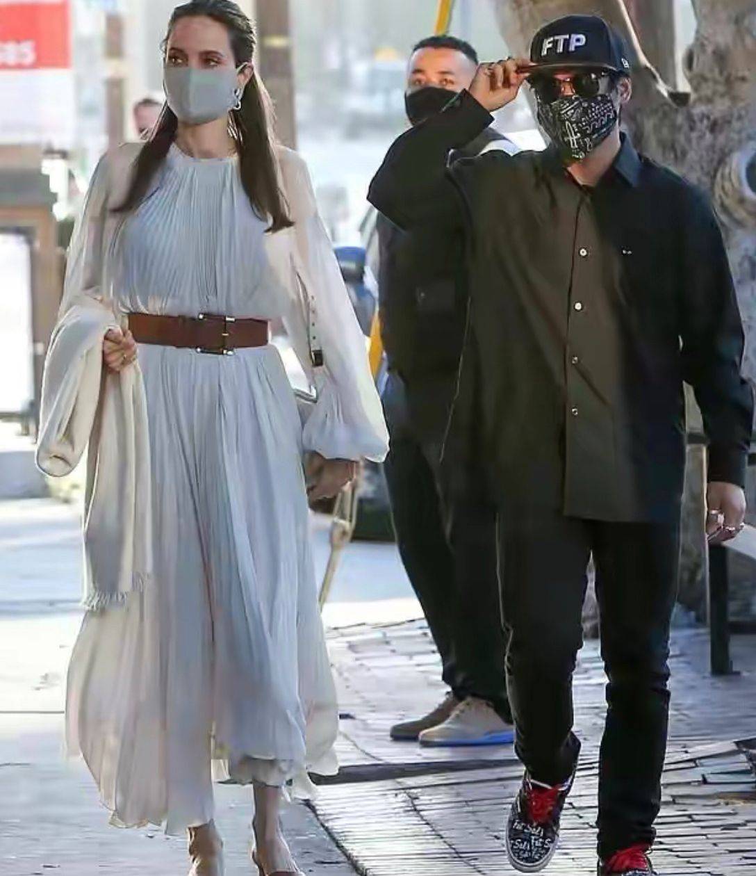 曲线 朱莉出席活动,46岁穿抹胸礼服还有“曲线”美,瘦而不柴太有魅力