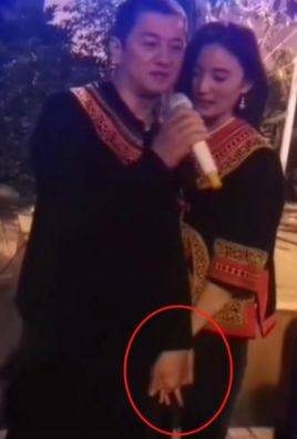 女友|李亚鹏坐地上啃汉堡!两鬓微白大口吞咽,自曝每天都会与女友约会