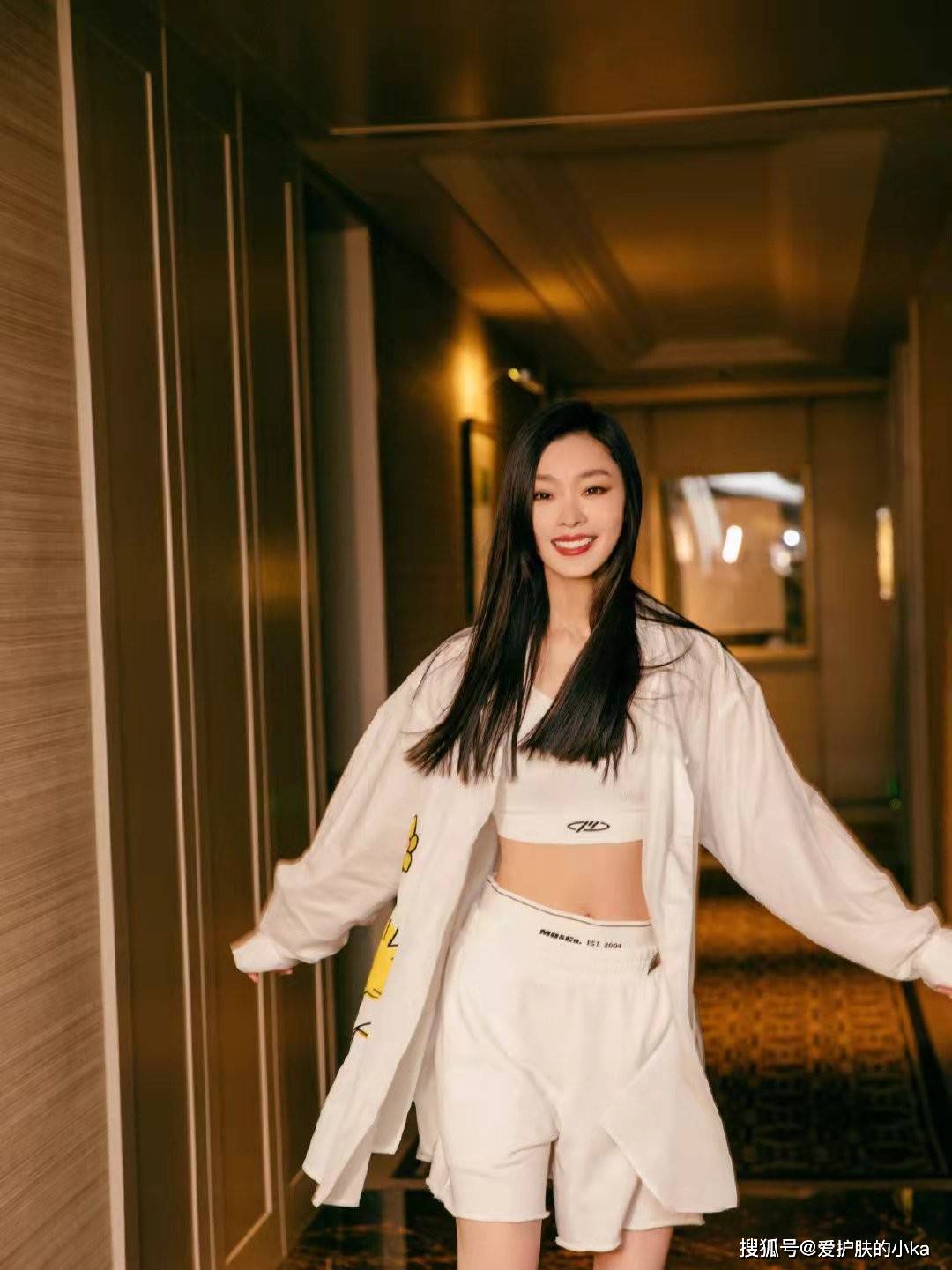 身材 宋轶的碎花裙有点小了，她这么瘦还会"挤"出肉来，还好气质够清新