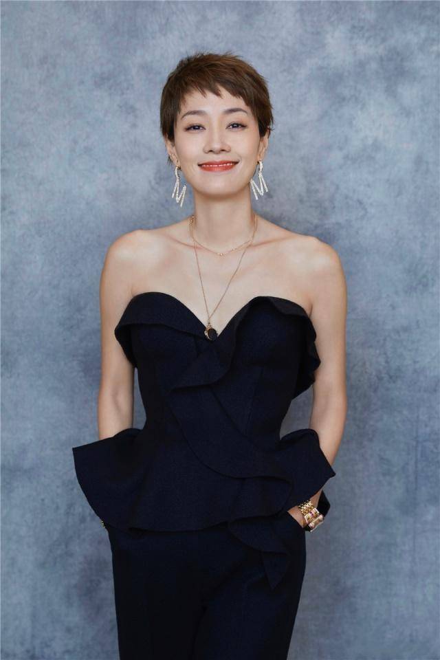 上衣马伊琍荣获最佳女主角奖项，穿露肩上衣秀迷人锁骨，43岁美回23岁
