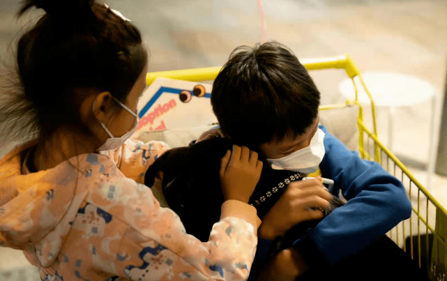 身材 孙俪终于不再翻车!和孩子参加义卖,她穿羽绒服居然比穿高定美