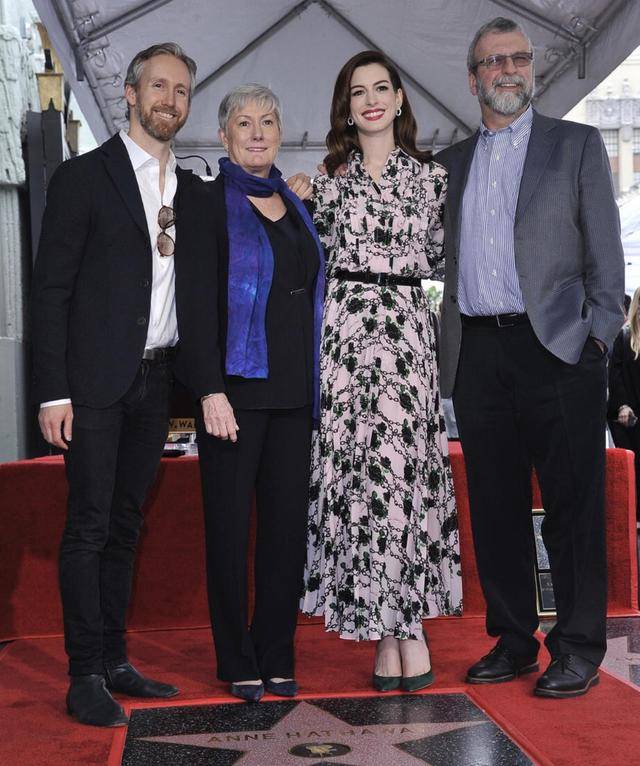 粉色 安妮·海瑟薇气质全开！穿印花衬衫连衣裙出席活动，高级又时髦