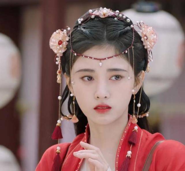 什么鞠婧祎新剧被吐槽，造型雷同头饰夸张，她的妆容是半永久的吗？