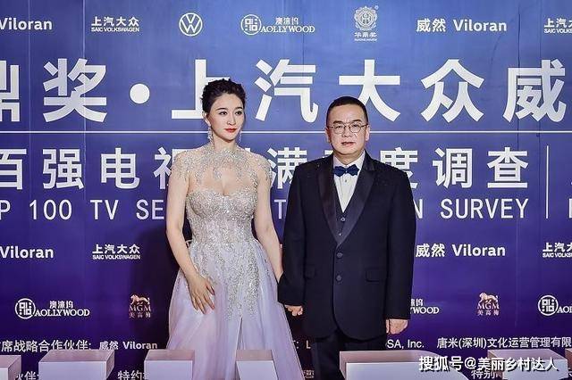 珠宝 李小冉“肉感身材”配上贵气珠宝裙，挺有贵妇气质，看着就不普通