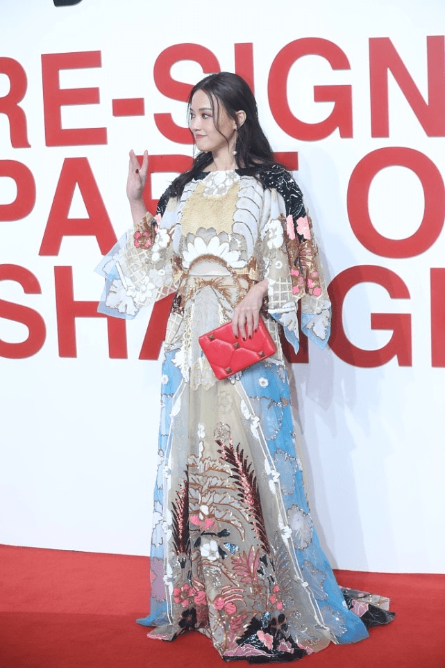 对比色 舒淇仗着自己长得好看就随便穿衣服，这桌布裙，却穿出了复古感