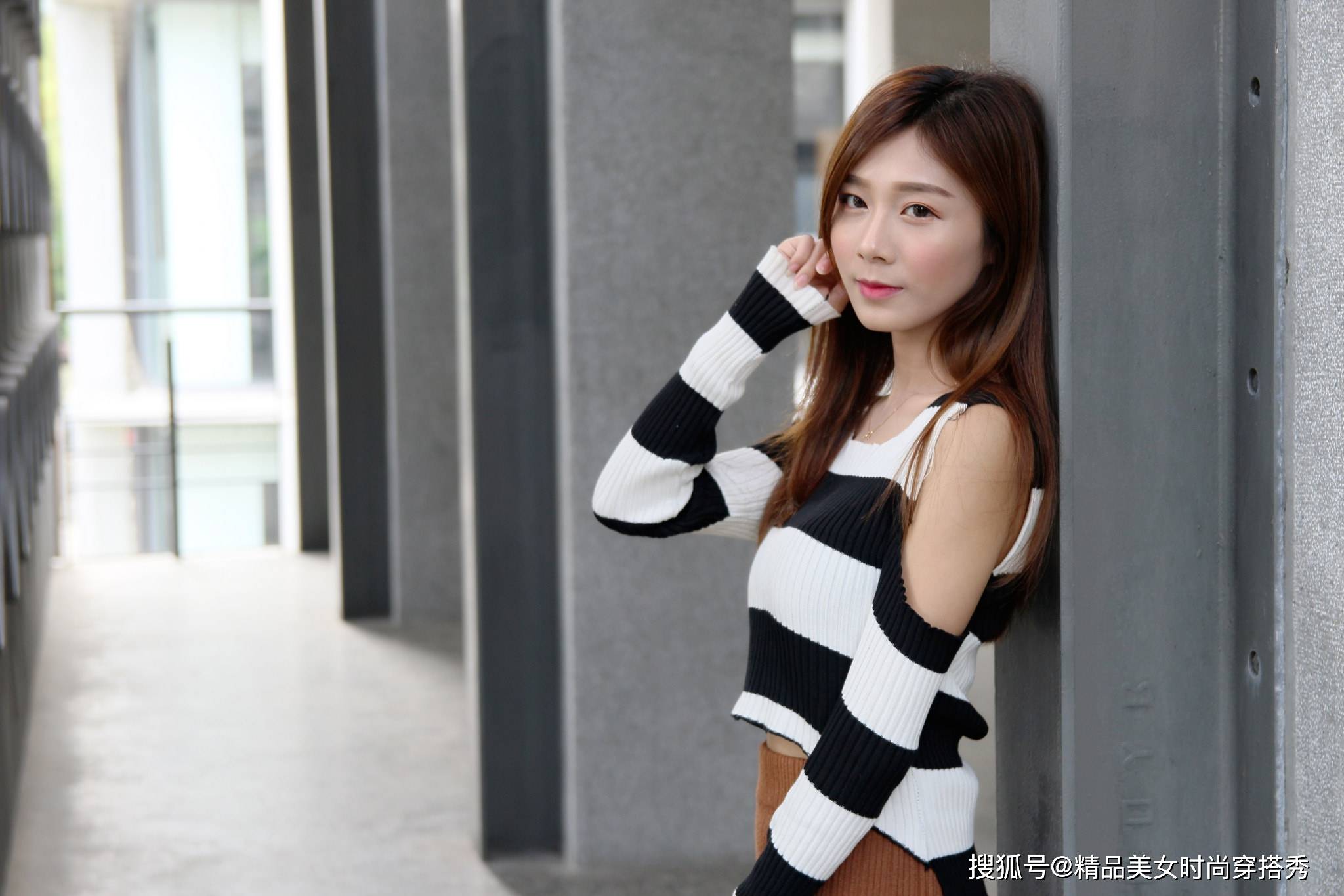 帆布鞋 针织衫+连衣裙，简约的设计穿出了时尚的味道