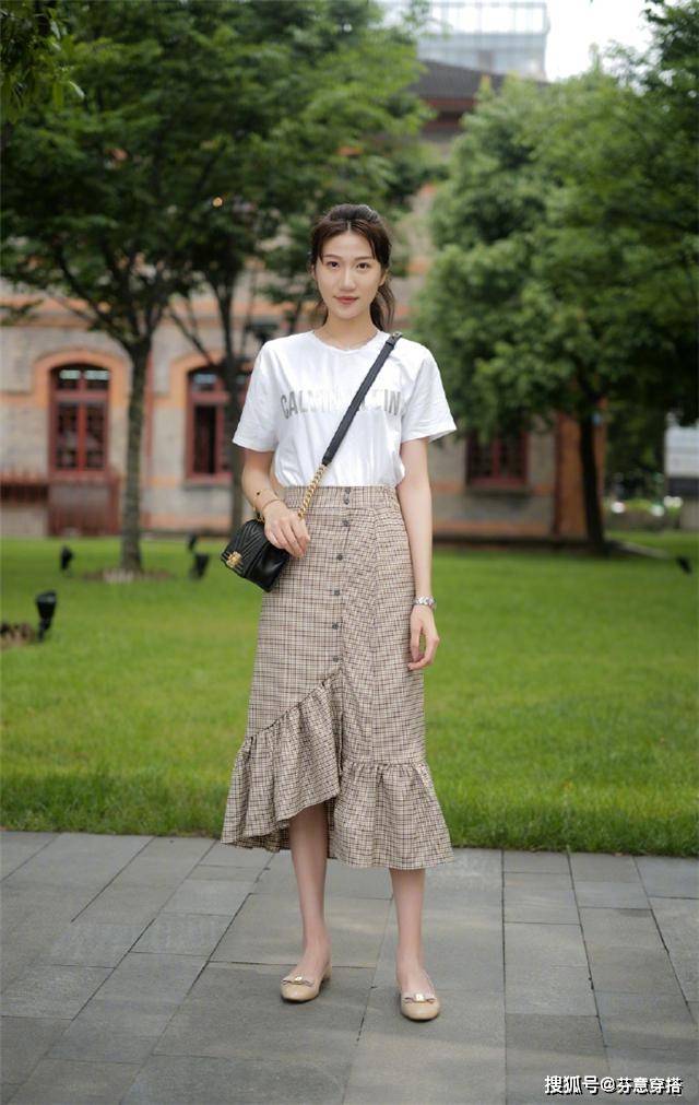 整体 离开裤子的T恤,搭“半身长裙”更洋气显瘦,看看潮人你就知道了