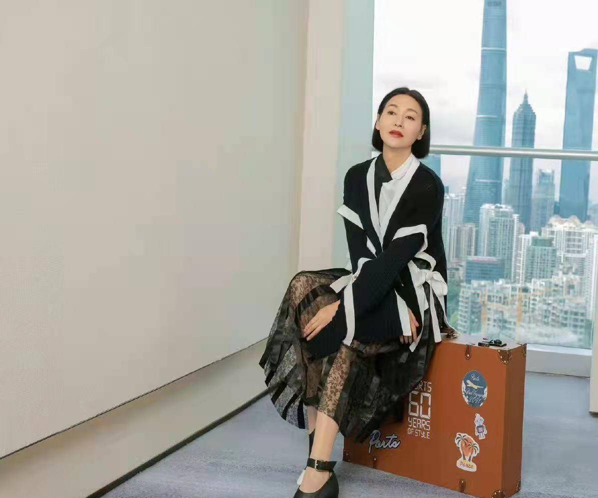 身材 被惠英红减龄穿搭惊艳到了，优雅高级少女味很足，再也不怕变老了