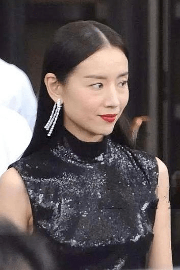 苦相41岁董洁大翻身！新剧演袁隆平夫人，扎双马尾扮嫩苦相脸太显疲惫